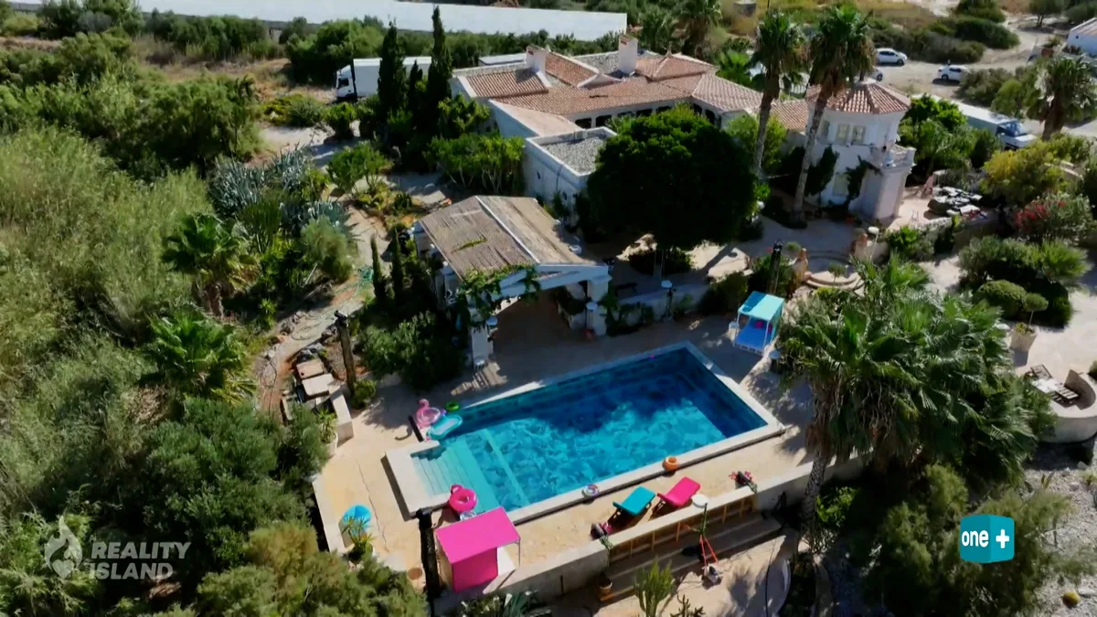 Eine Villa mit Pool von oben.